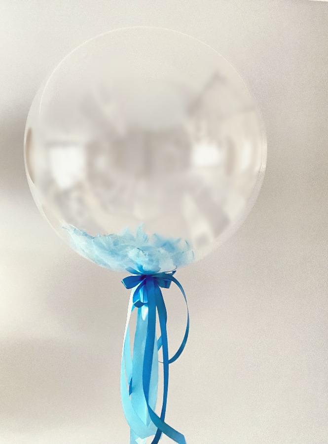 Balon z niebieskimi piórkami