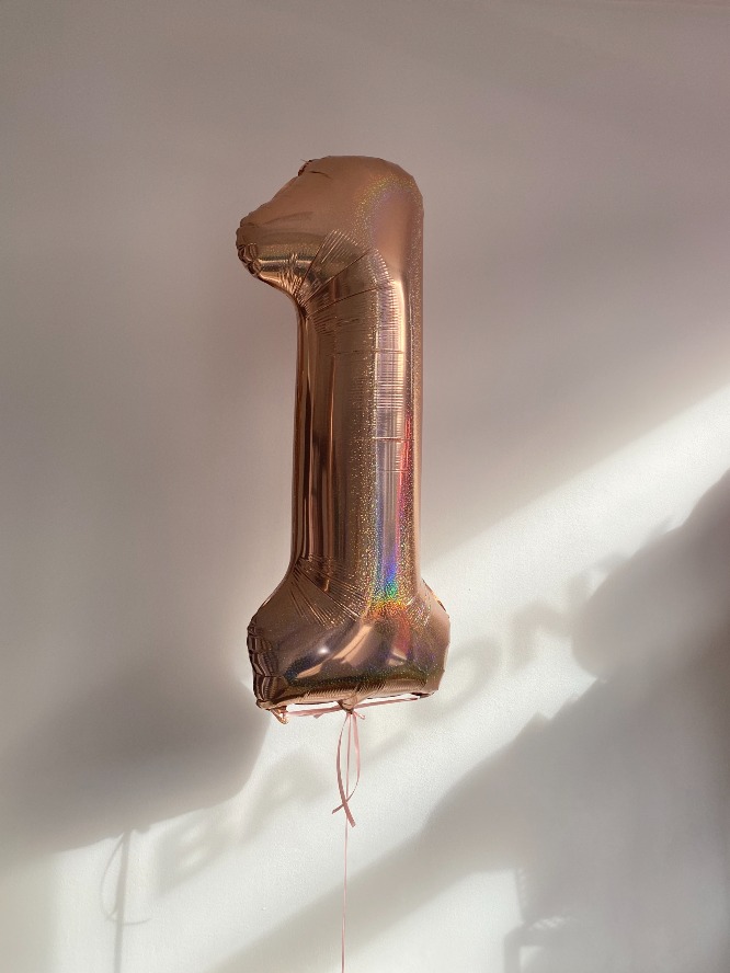 Balon cyfra 1 w kolorze holograficznym z helem