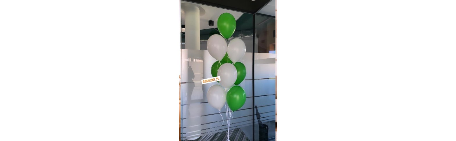 Dekoracje balonowe w zielono białym kolorze z helem