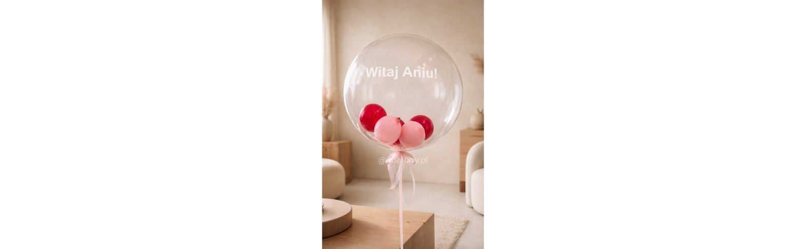 Balon kula z napisem Witaj z małymi balonami w środku
