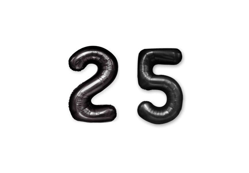 Cyfry 25 z helem w czarnym kolorze