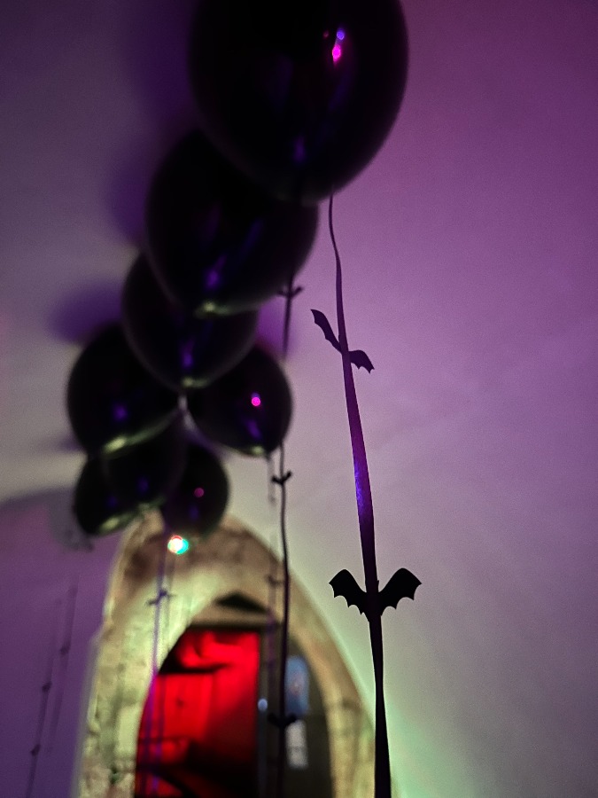 Czarne balony z tasiemką z nietoperzami