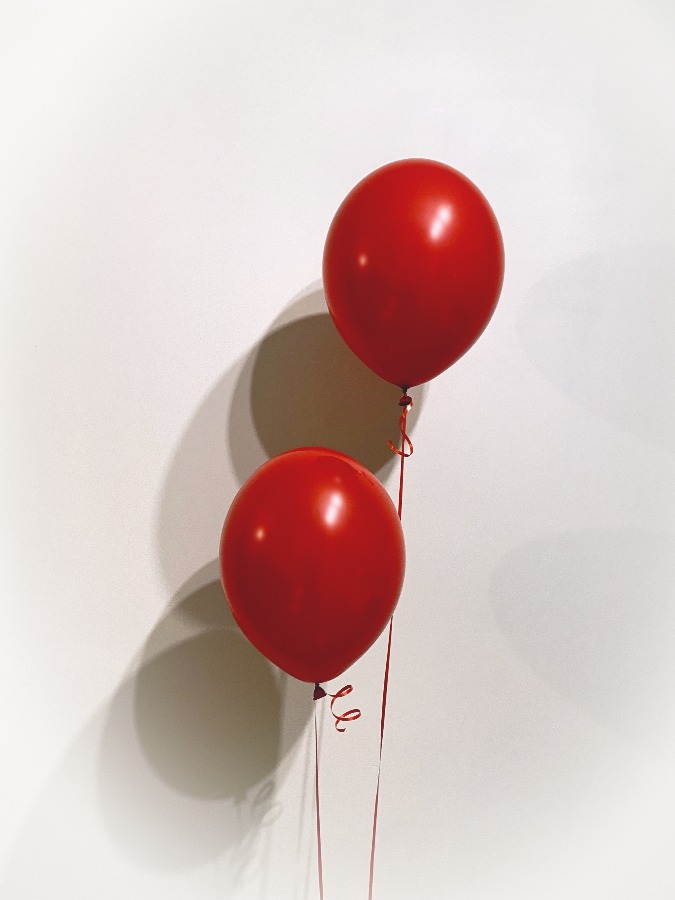 Czerwony balon lateksowy z helem