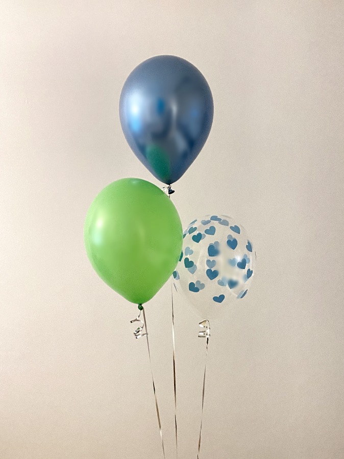 Trzy balony z helem w różnych kolorach