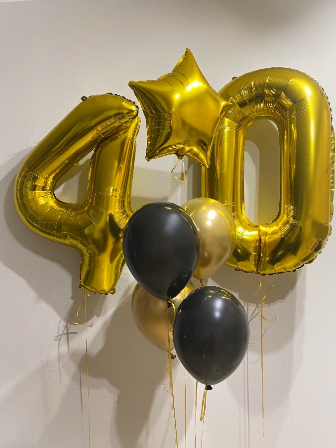 Złote cyfry 40 w zestawie z czarnymi balonami