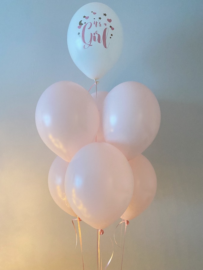 Balon it is girl z balonami w różowym kolorze
