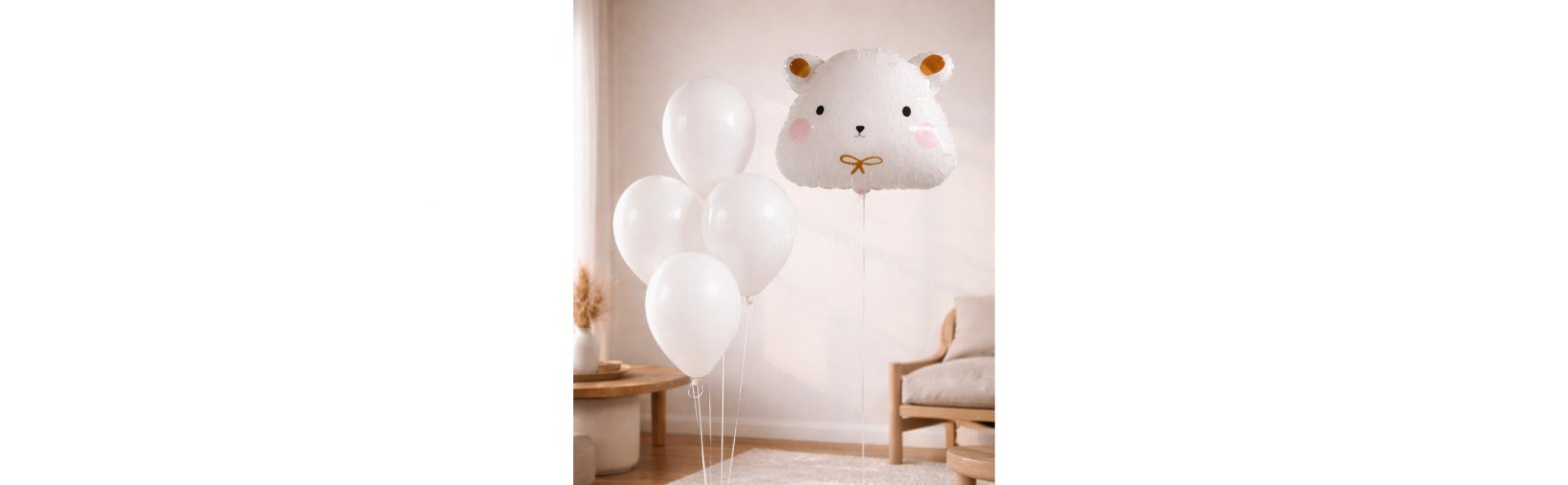 Białe balony w zestawie z białym misiem