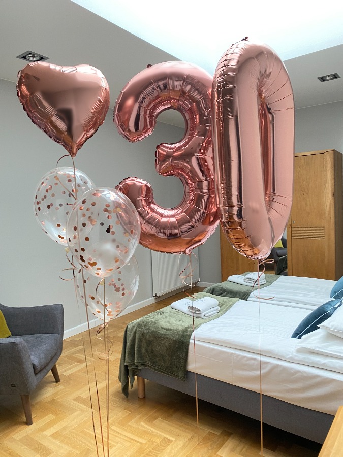 Cyfry na 30 urodziny z balon sercem oraz balon konfetti