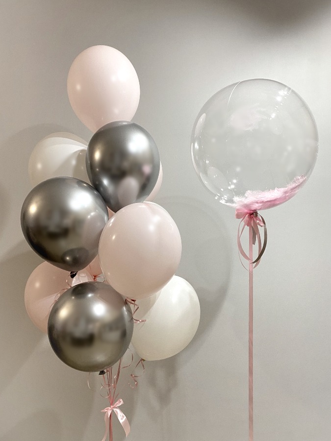 Zestaw balonów z balonem wypełnionym różowymi piórkami
