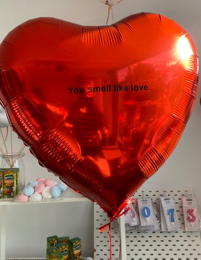 Balon serce 60 cm + napis czarny „you smell like love”
