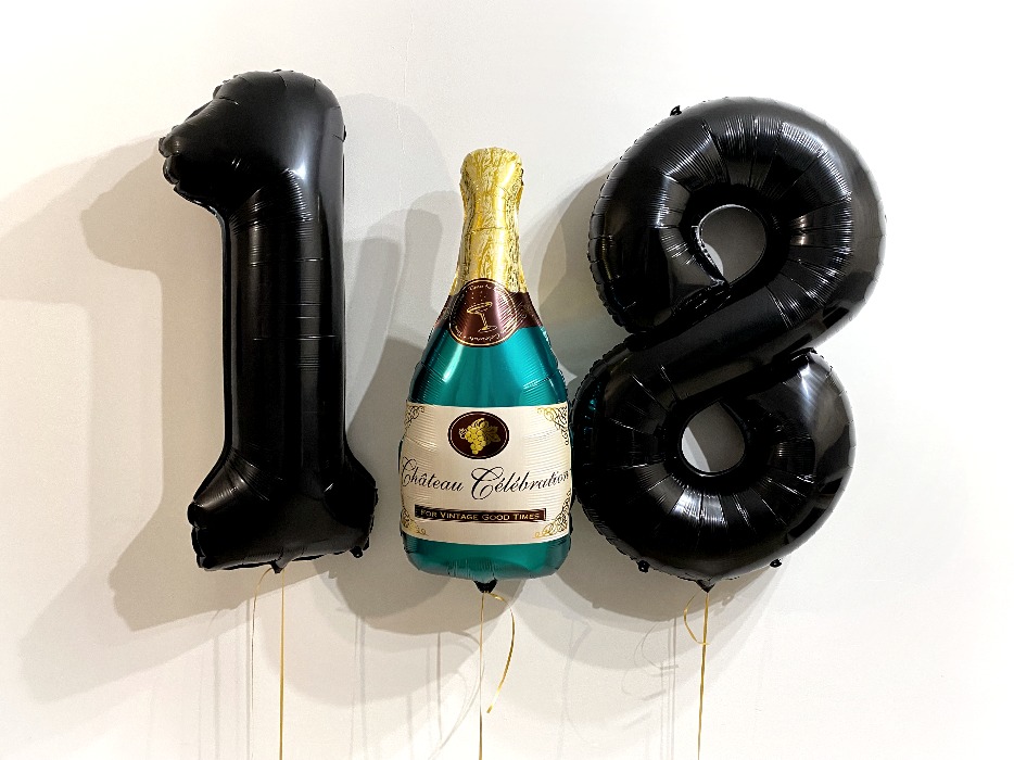 Dekoracje balonowe na 18 urodziny – dwie cyfry oraz balon szampan z helem