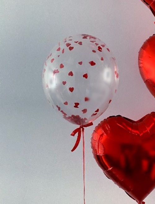 Balon przezroczysty wypełniony konfetti w kształcie serca
