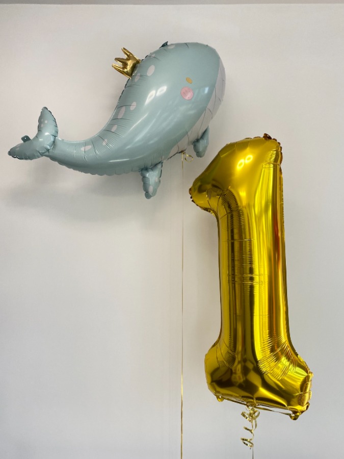 Cyfra z balonem w kształcie wieloryb