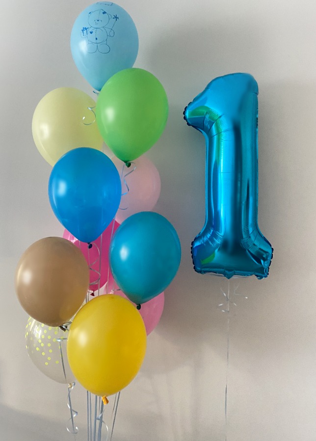 Kolorowe balony lateksowe na roczek z cyfrą 1 w niebieskim kolorze