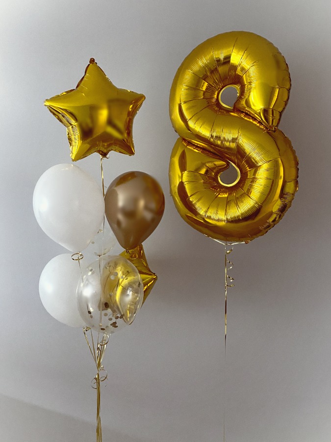 Złota cyfra 8 w zestawie z balonami