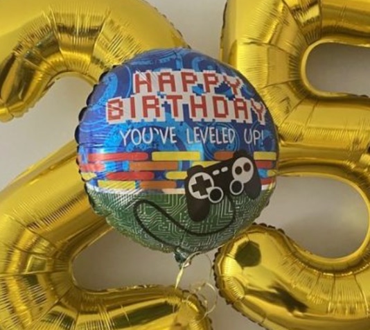 Okrągły balon z napisem Happy Birthday You’ve leveled up