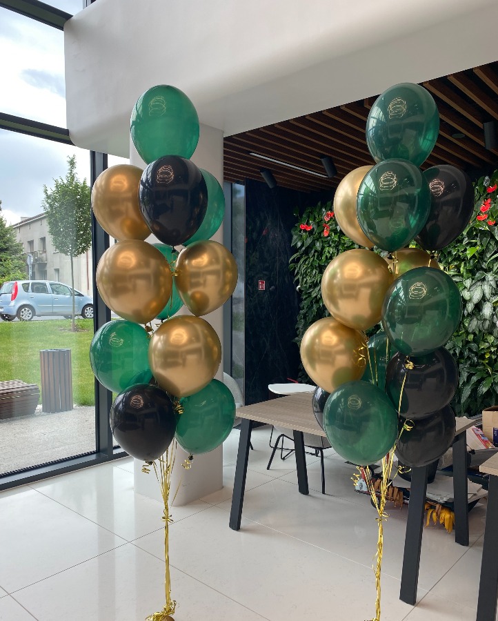 Dwa bukiety balonowe z helem w zielonym, czarnym i złotym kolorze