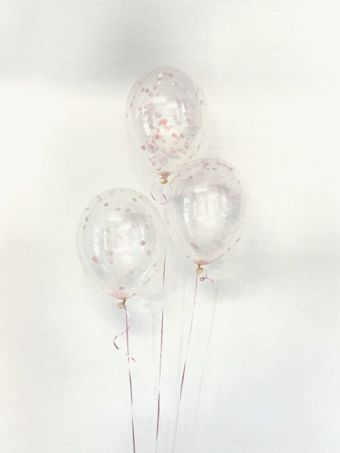 Trzy balony wypełnione różowym konfetti