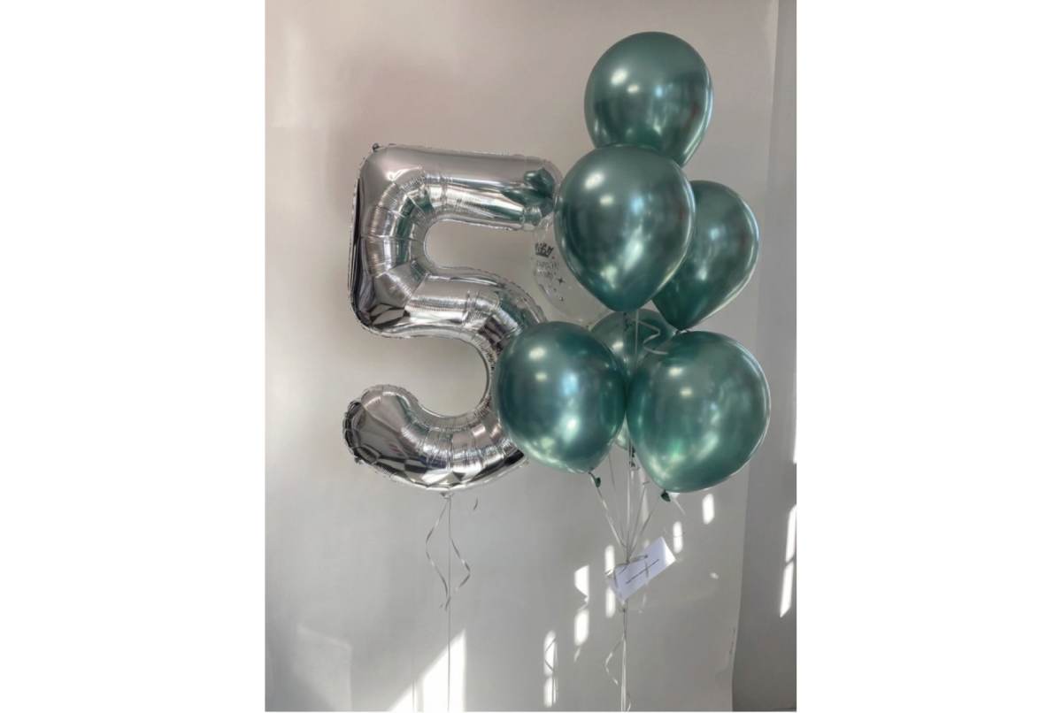 Balon cyfra w srebrnym kolorze + zielone balony