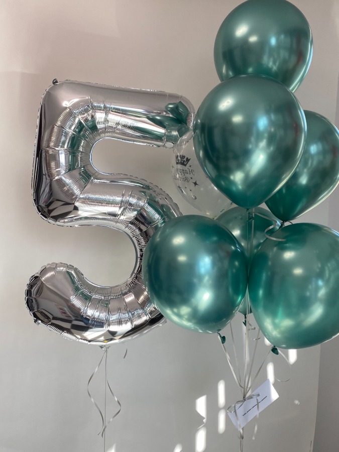 Balon cyfra w srebrnym kolorze + zielone balony
