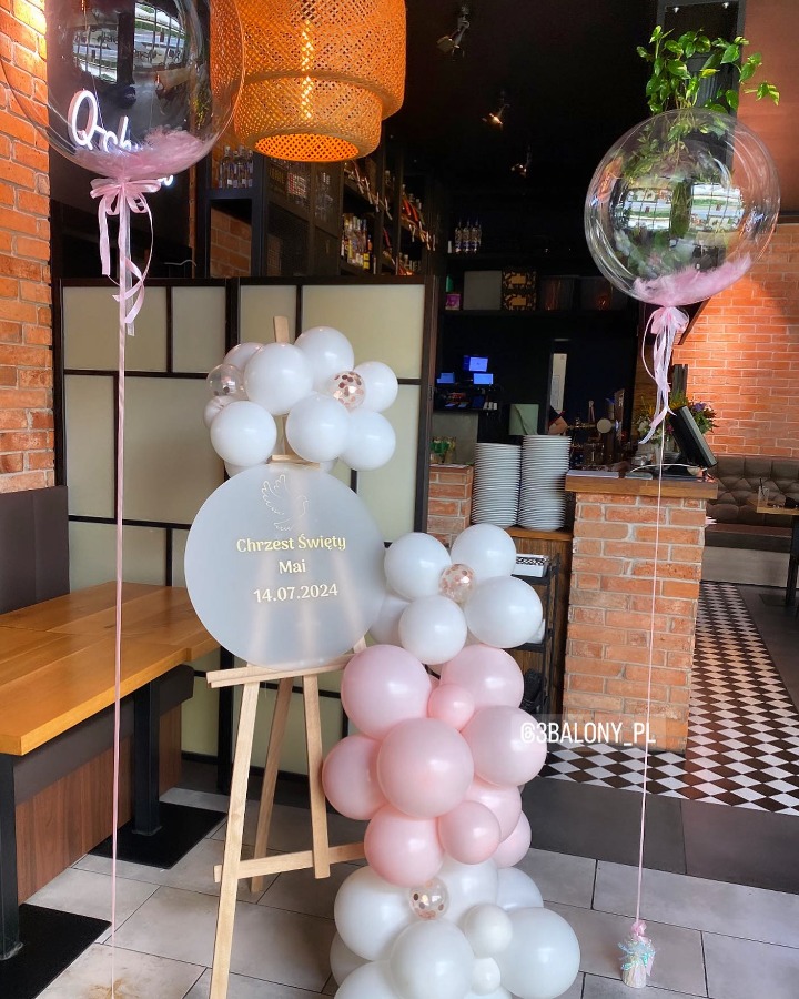 Sztaluga z napisem indywidualnym na powitanie gości (zwrotna) + dwa balony z piórkami