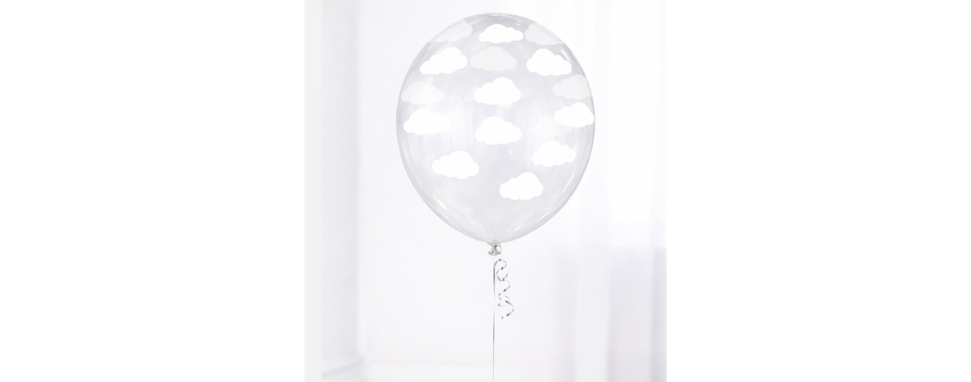 Przezroczysty balony lateksowy w chmurki
