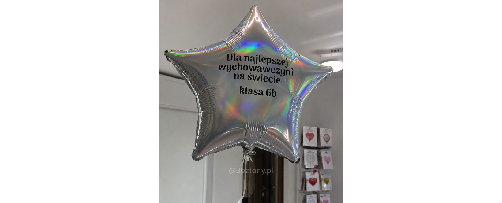 Opalizujący balon gwiazdka z napisem w czarnym kolorze