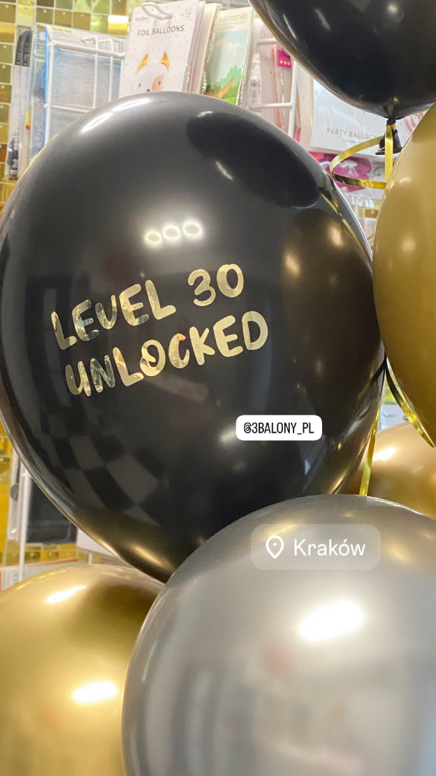 Czarny balon z napisem Level 30 unlocked