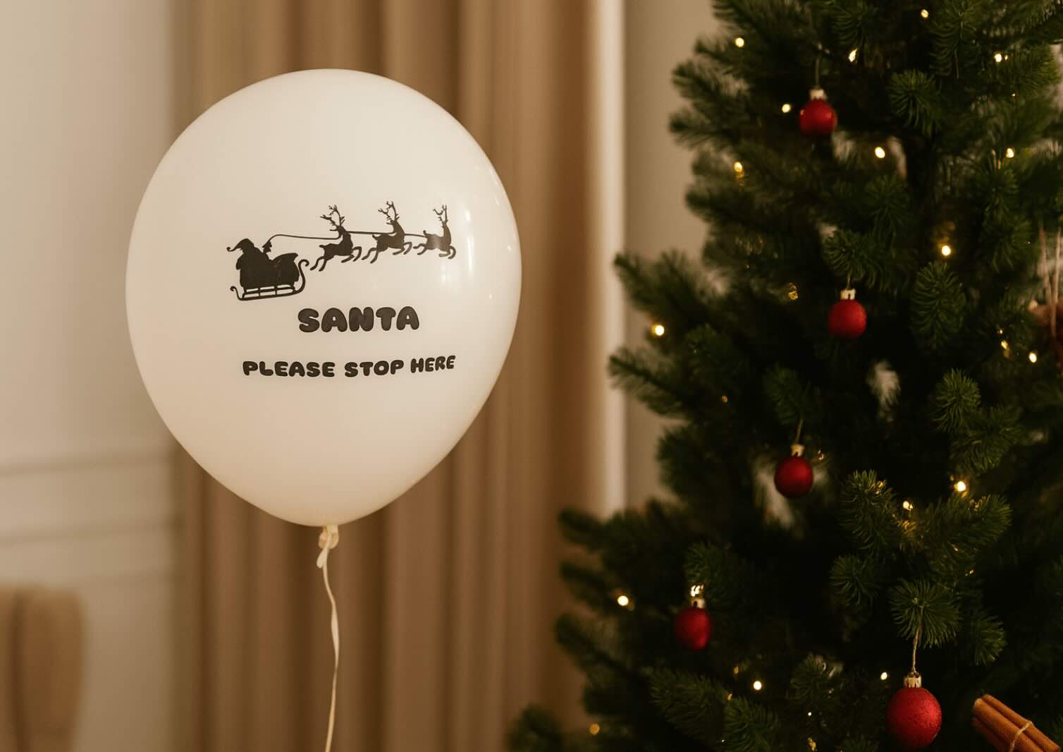 Balon z napisem Santa please stope here