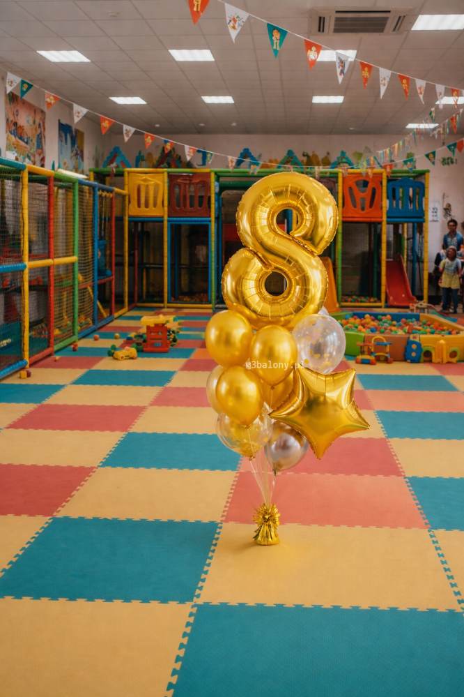 Złote balony na 8 urodziny